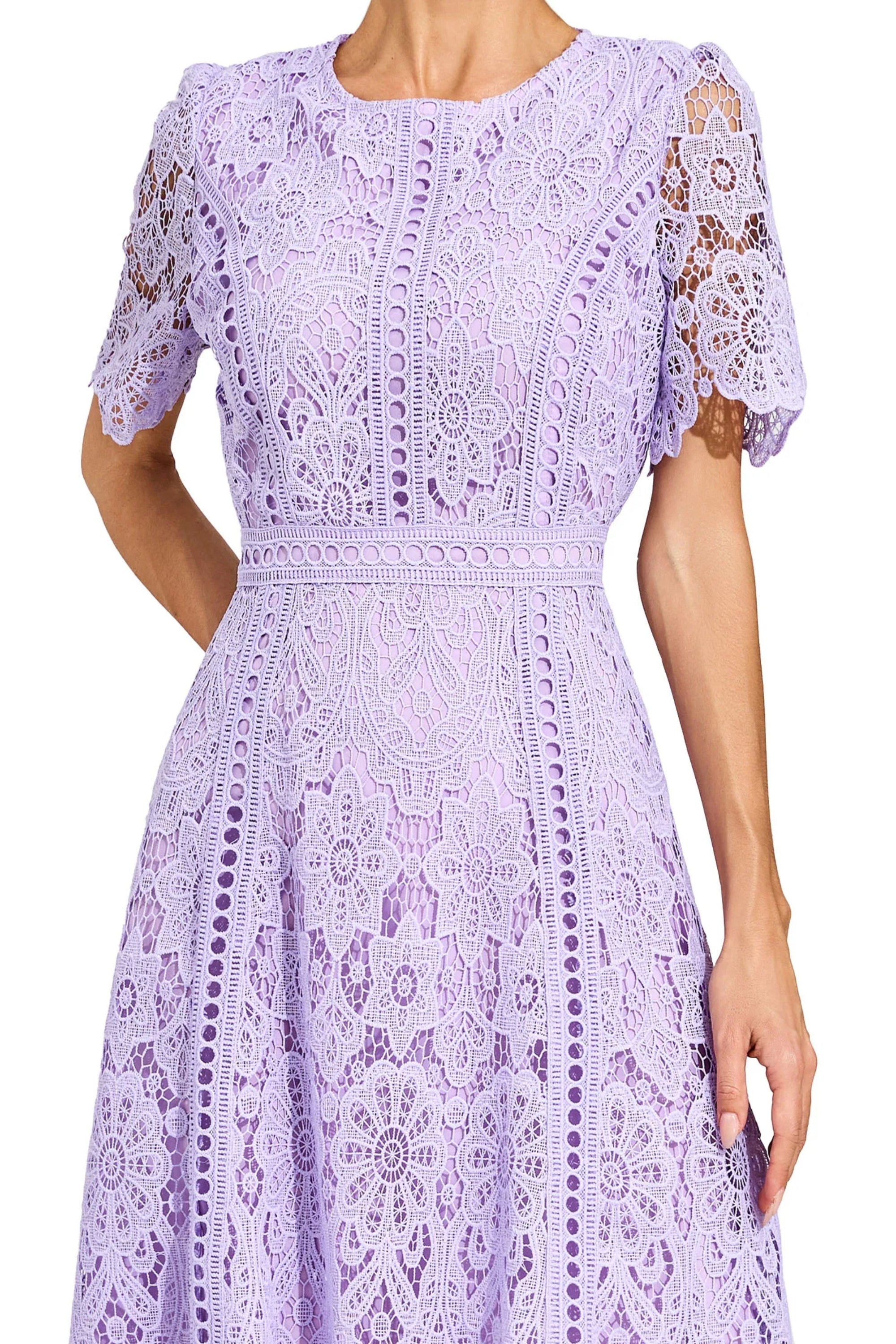 Luna Abito Midi in Pizzo Lilla Elegante