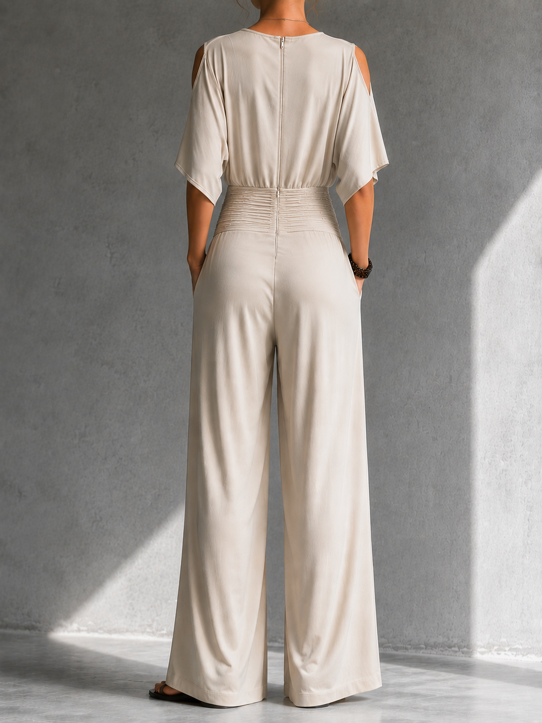 Alessia Tuta Elegante con Spalle Aperte